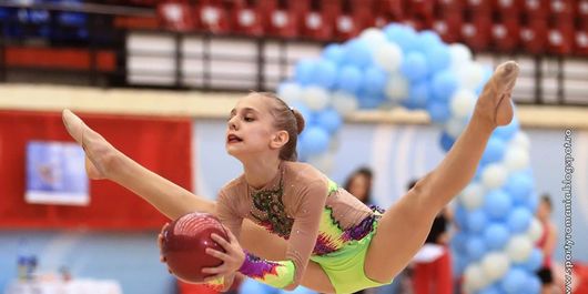 Ea e noua speranță a gimnasticii ritmice! Voteaz-o pe românca Eva Vencu la primul concurs intrenațional online!