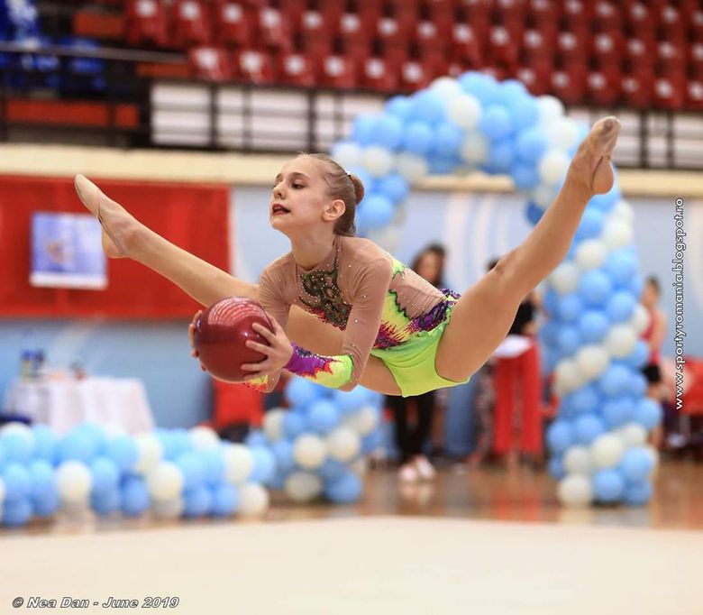 Ea e noua speranță a gimnasticii ritmice! Voteaz-o pe românca Eva Vencu la primul concurs intrenațional online! Ea e noua speranță a gimnasticii ritmice! Voteaz-o pe românca Eva Vencu la primul concurs intrenațional online!
