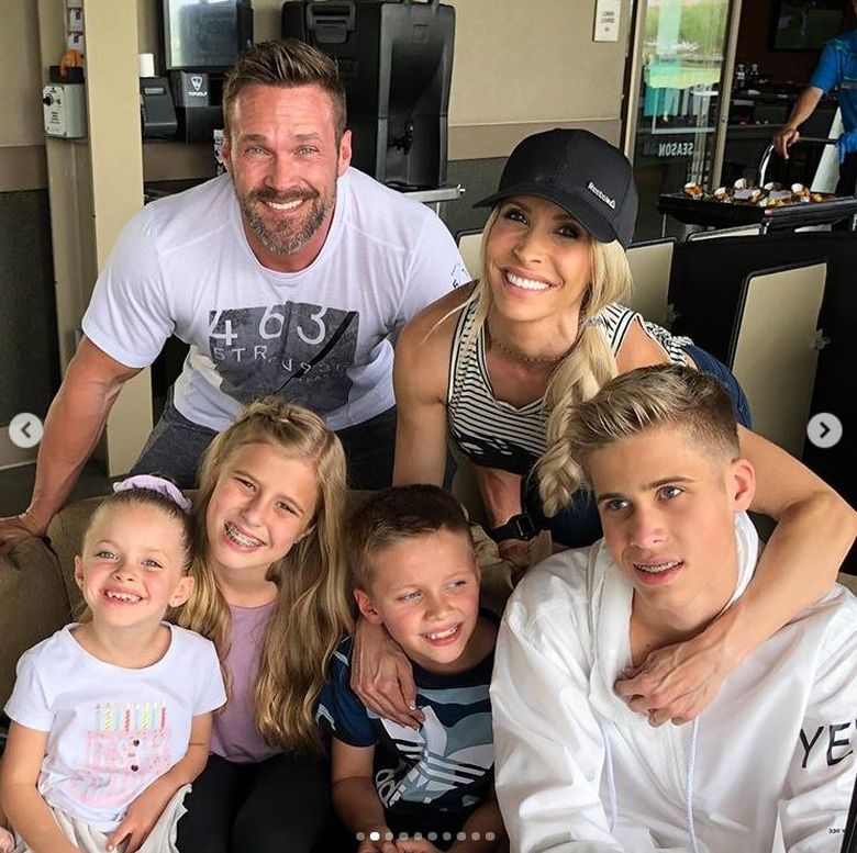 Chris Powell și soția sa, Heidi, se despart după 10 ani de mariaj Chris Powell și soția sa, Heidi, se despart după 10 ani de mariaj