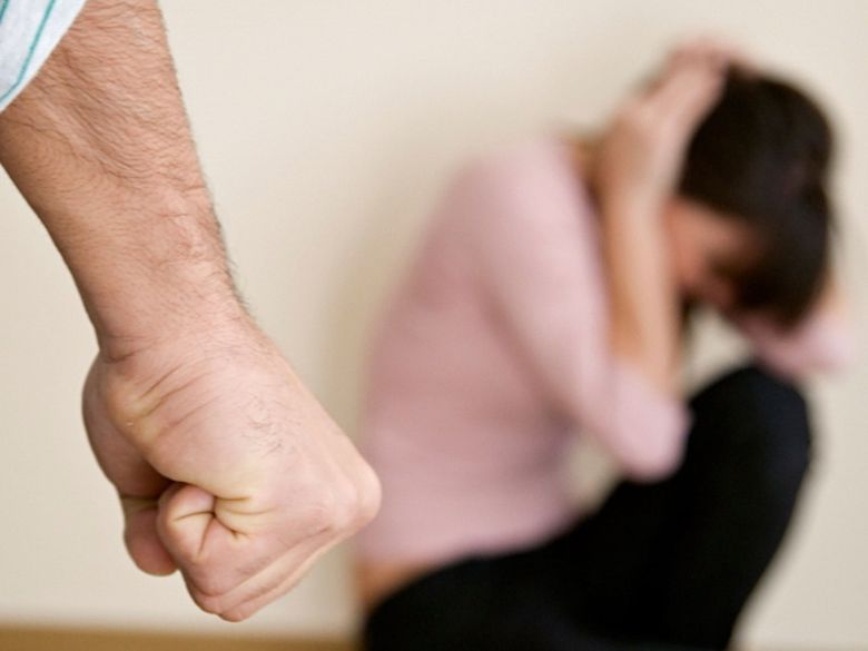 bataie Înfiorător! Un tată și-a bătut cu bestialitate propria fiică, după care i-a dat foc. Motivul este halucinant