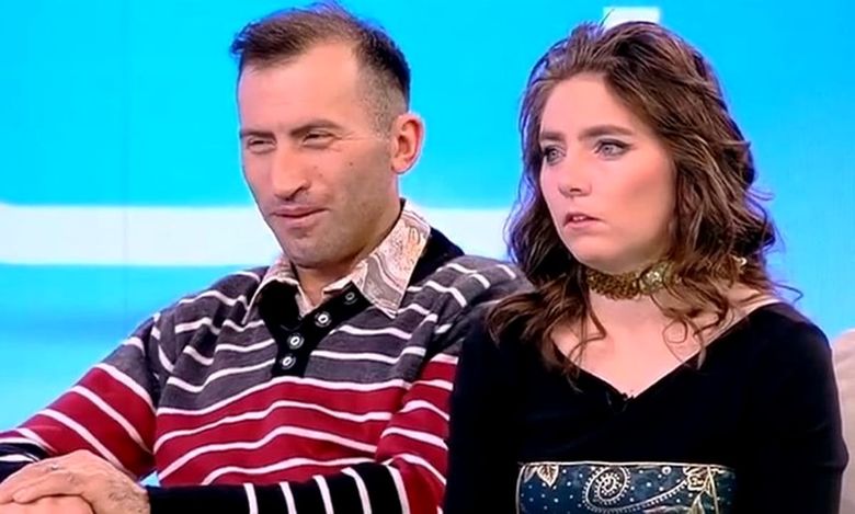 Vulpița și Viorel, alergați cu pietre de tatăl bărbatului Vulpița și Viorel, alergați cu pietre de tatăl bărbatului