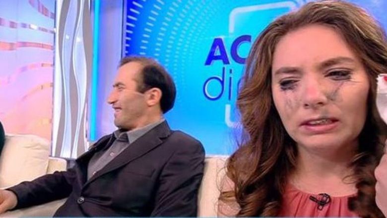 Vulpița, snopită în bătaie de Viorel. Scene șocante în culisele platoului „Acces Direct”. Emily Burghelea avea dreptate Vulpița, snopită în bătaie de Viorel. Scene șocante în culisele platoului „Acces Direct”. Emily Burghelea avea dreptate