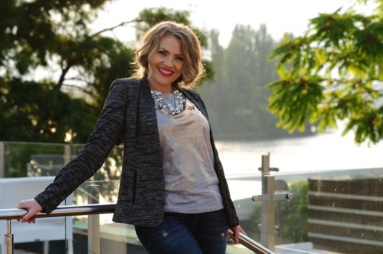 Mirela Vaida a trăit momente de groază la volanul mașinii sale! I-a explodat o roată și a intrat într-un stâlp