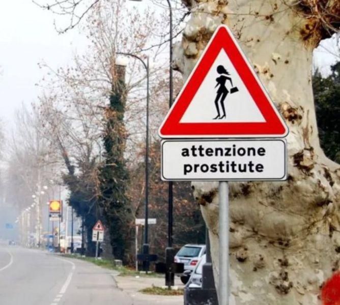 Cele mai ciudate indicatoare rutiere din lume 