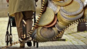 Pensiile cresc de la 1 ianuarie 2024! Câți bani ajung, de fapt, în buzunarele românilor