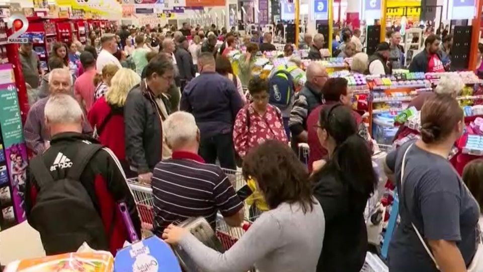 coada magazin, cozi alimente comunism, scumpiri 2023 