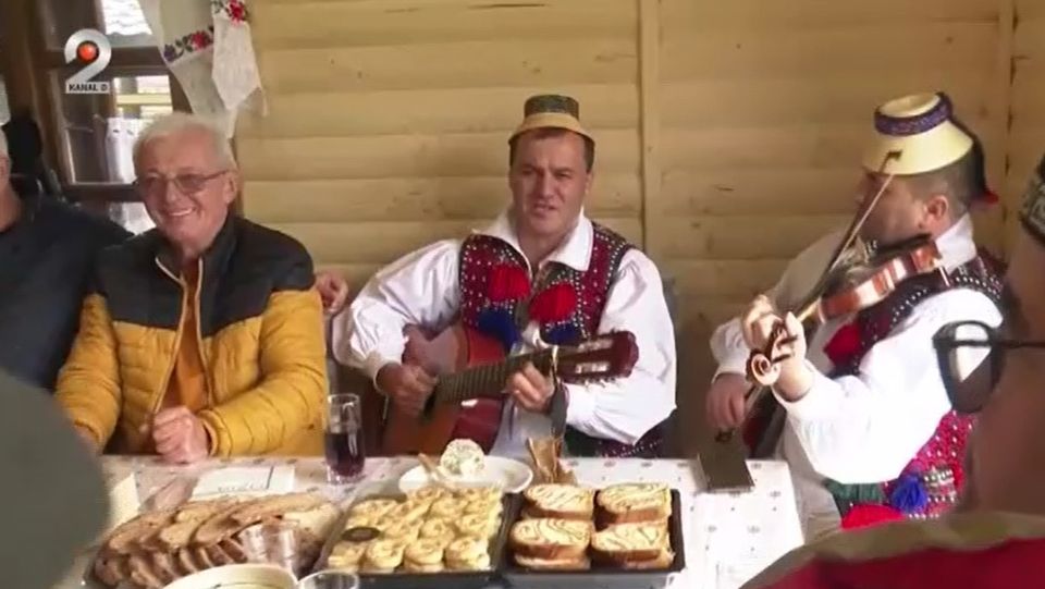 taierea porcului, tara lapusului, traditii romania 