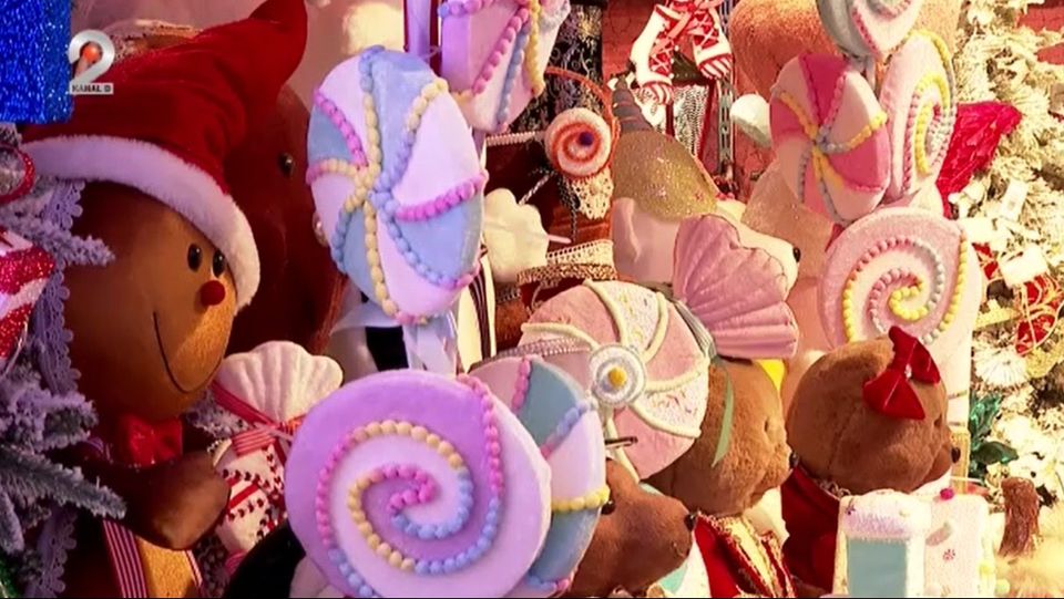 brad de craciun, ornamente brad 2023, pauni pentru brad