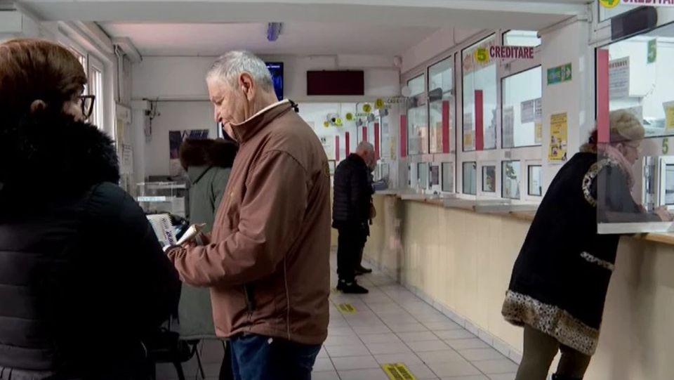 pensii mici, masa de craciun, batrani romania, pensionari