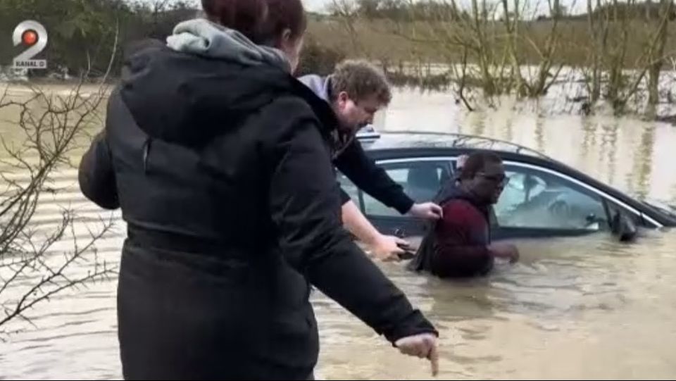 inundatii uk, marea britanie meteo, masina scufundata, pompieri uk