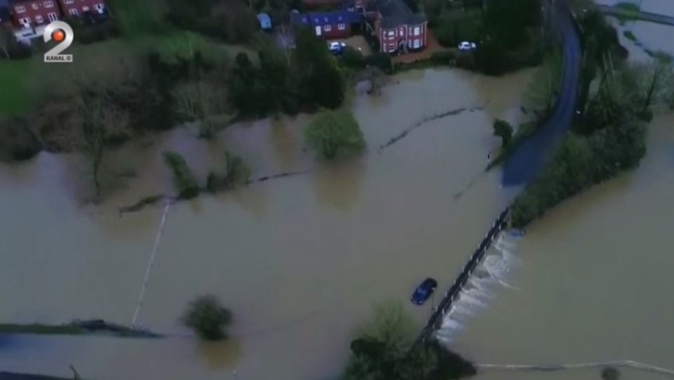 inundatii uk, marea britanie meteo, masina scufundata, pompieri uk