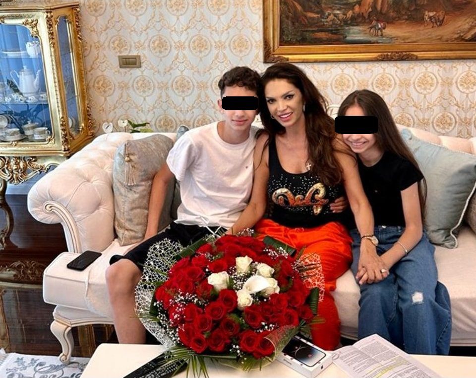 Cristina Spătar și cei doi copii săi săi