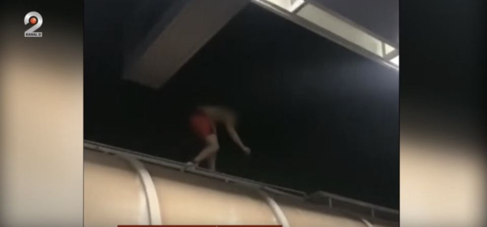 Un t&acirc;năr de 19 ani se zbate &icirc;ntre viață și moarte, după ce a fost &icirc;ncurajat de prietenii săi recurgă la un gest periculos