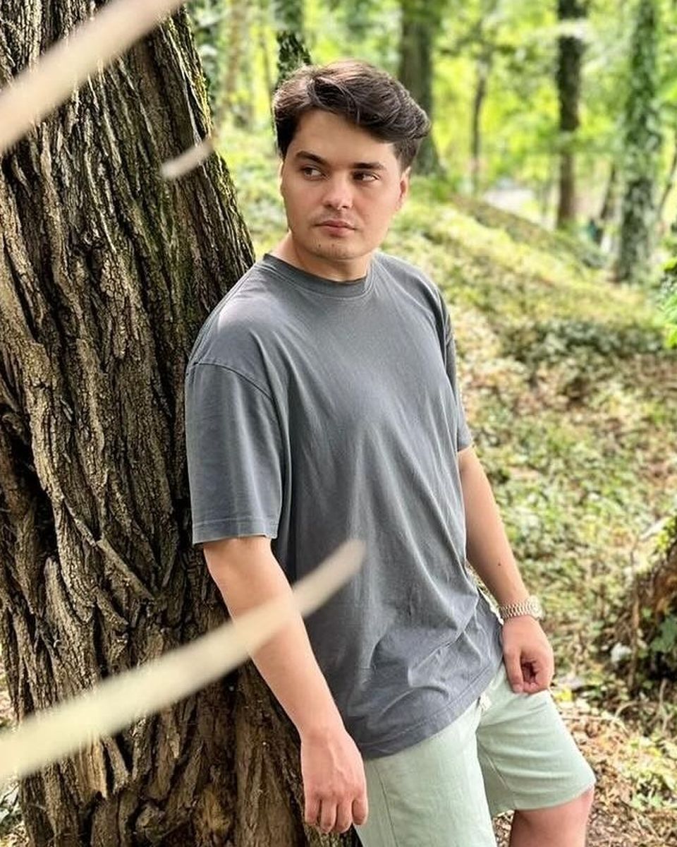 Cum a reușit Selly să &icirc;l convingă pe Travis Scott să c&acirc;nte la Beach, Please!