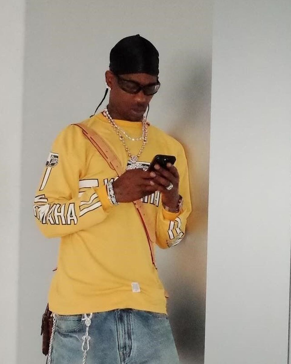 Cum a reușit Selly să &icirc;l convingă pe Travis Scott să c&acirc;nte la Beach, Please!