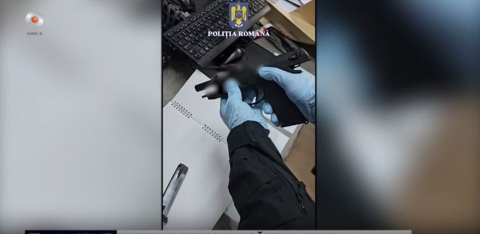 Misterul pistolului găsit la gunoi continuă.