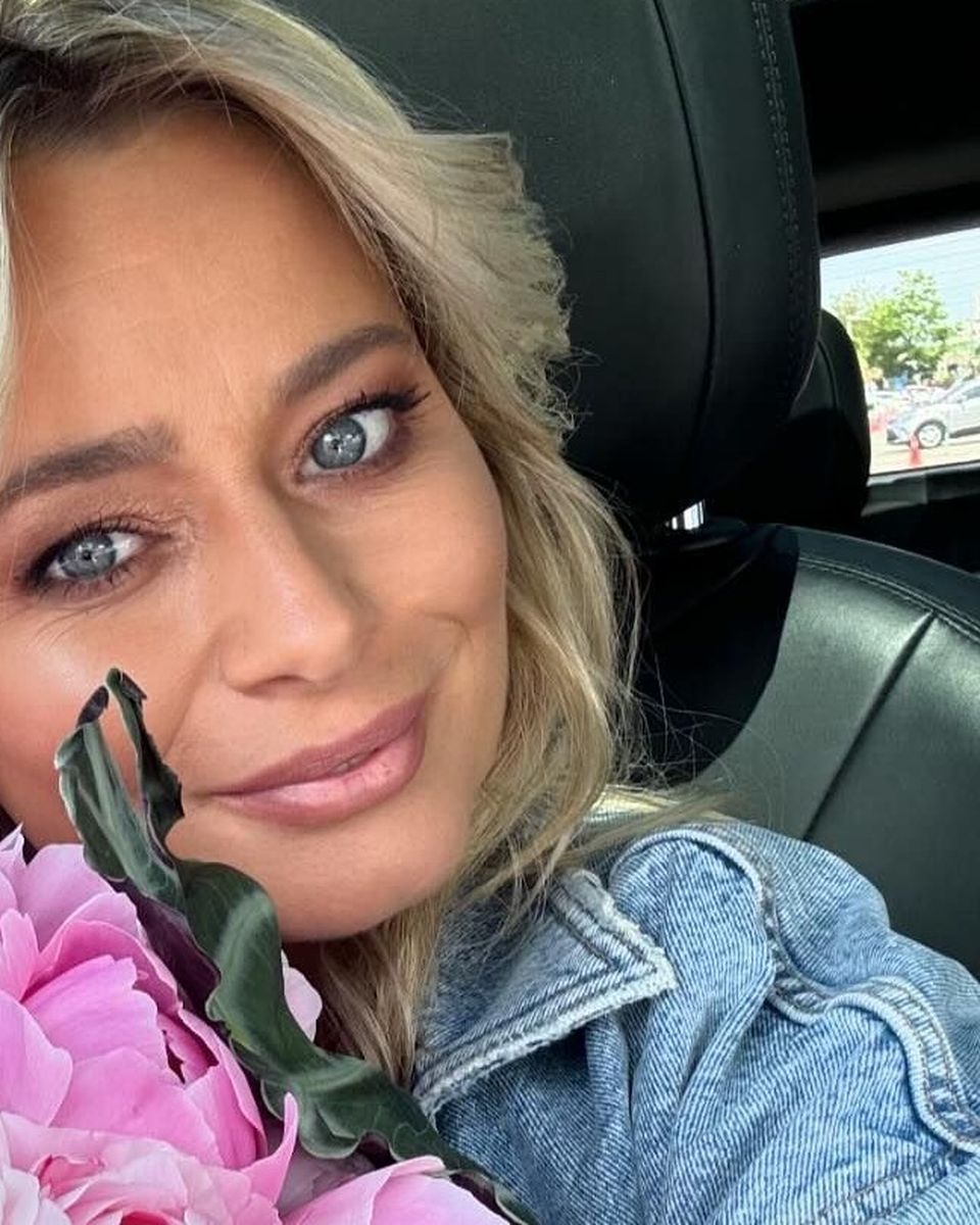 Cine o ajută pe Laura Cosoi cu cele patru fetițe