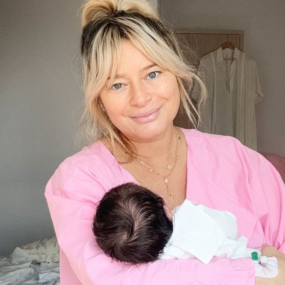 Cine o ajută pe Laura Cosoi cu cele patru fetițe