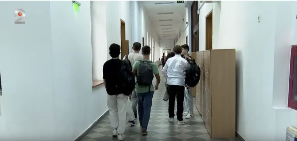  Elevilor nu le pasă că telefoane sunt interzise &icirc;n timpul orelor.