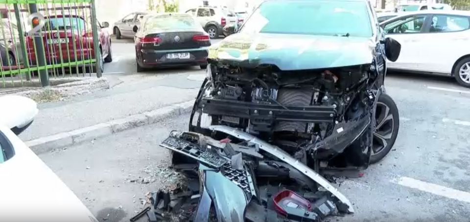 O minoră care a condus fără permis a distrus 6 mașini.