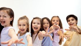 Alocațiile copiilor vor fi majorate de la 1 ianuarie 2025. Ce categorie va beneficia de 794 de lei