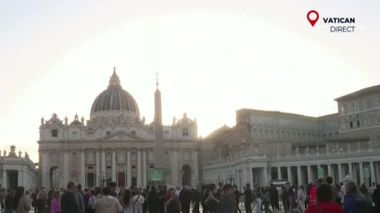 Mii de oameni aduc un omagiu Papei Francisc h