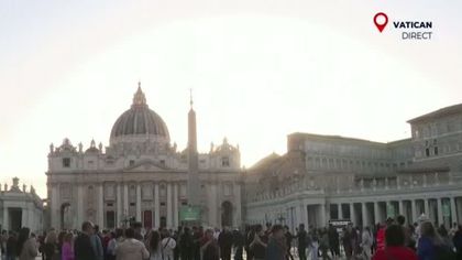 Mii de oameni aduc un omagiu Papei Francisc