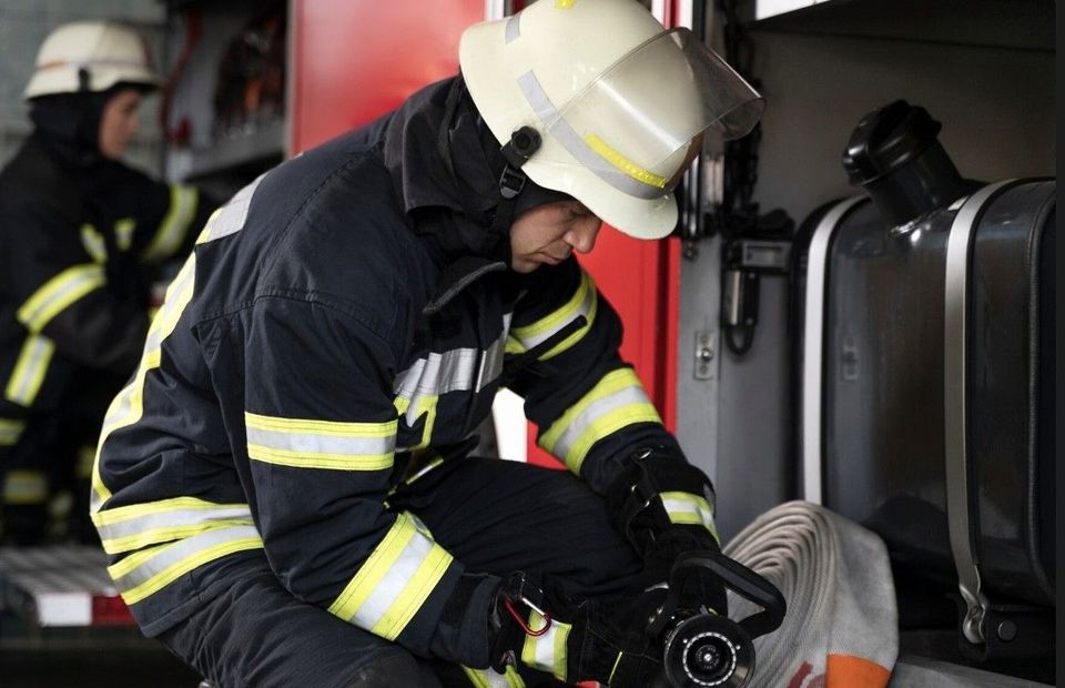 Doi tineri s-au aruncat &icirc;mbrățișați &icirc;n fața unui TIR pe A1