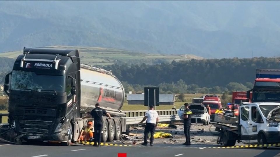 Trei tineri muncitori au murit pe loc, după ce au fost uciși de o cisternă.