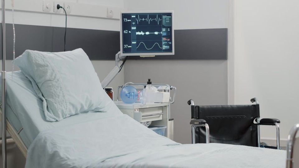 Un copil s-a stins din viață, iar mama și fratele său ar fi ajuns la spital, după ce au mâncat crenvurști