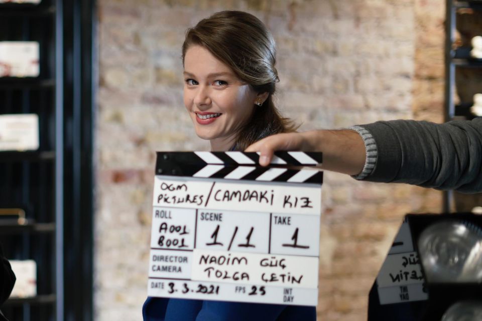 fata de la fereastra 