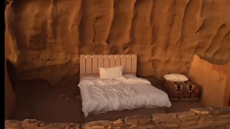 Locul ireal din mijlocul deșertului unde poți dormi sub cerul liber