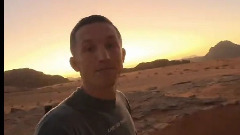 Locul ireal din mijlocul deșertului unde poți dormi sub cerul liber