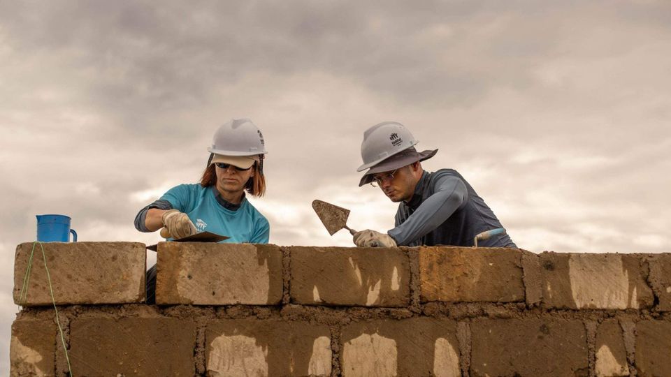 Cine au fost cei doi români care și-au pierdut viața în Tenerife?