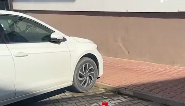 un copil de 11 ani s-a urcat la volanul mașinii și a strivit-o pe mama sa de un zid