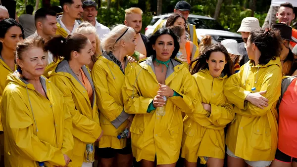 Start filmări “Insula de 1 milion”!: Concurenţii au sărit din bărci cu tot cu bagaje, în apele Oceanului Atlantic