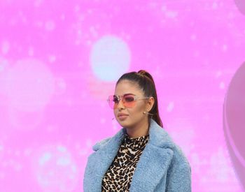 Adelina Pestritu despre tinuta Alinei:"Este un mix interesant si nu prea. Nu imi place geanta, insa imi plac ochelarii de ma topesc!"