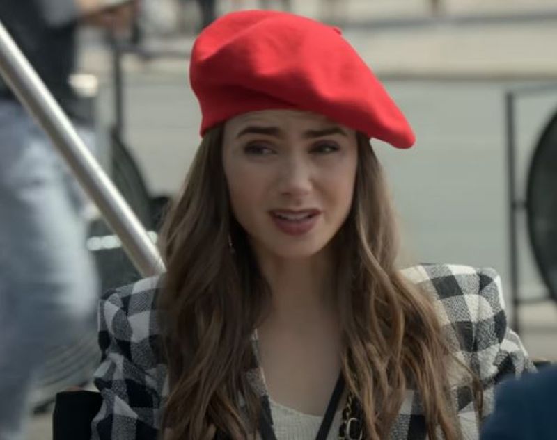Cine este Lily Collins, actrița din serialul momentului „Emily in Paris”. Tocmai a fost cerută de soție