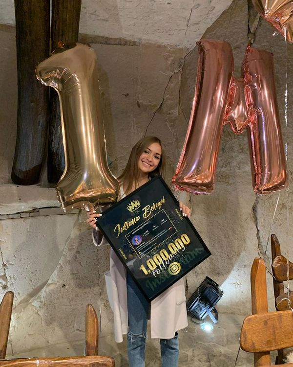 Iuliana Beregoi, petrecere supriză &icirc;n cinstea celor 1 milion de urmăritori pe Instagram