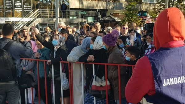 Iași: &Icirc;n timp ce pelerinii protestează pentru moaștele Sf. Parascheva, tinerii stau la coadă la deschiderea unui magazin cu produse care conțin cannabis