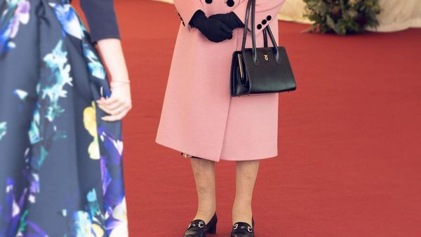 Regina Elisabeta a II-a a părăsit pentru prima dată izolarea de la începutul pandemiei. A vizitat un laborator militar