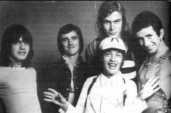 Basistul ACDC, Paul Matters, a murit!