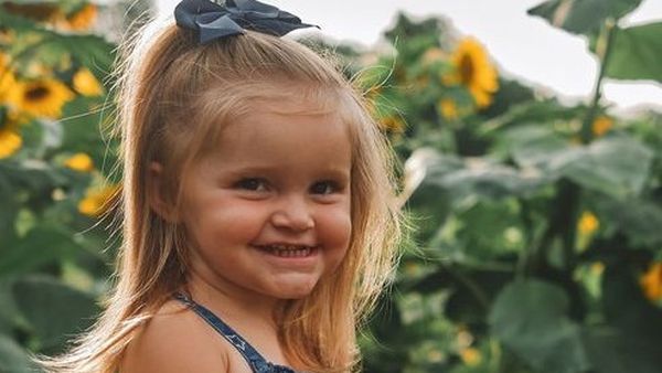 O fetiță de doi ani și-a fotografiat mama nud și a trimis pozele tuturor din telefon: „Am murit un minut!”