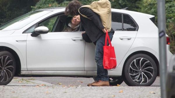 Keanu Reeves, actorul din Matrix, sărut tandru în public cu iubita sa, Alexandra Grant