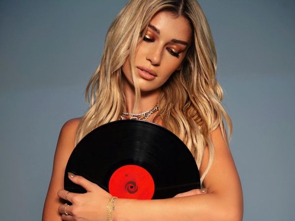 Alina Eremia va lansa melodia &bdquo;Noi&rdquo;. Fanii au văzut c&acirc;teva imagini din videoclip și abia așteaptă să asculte melodia