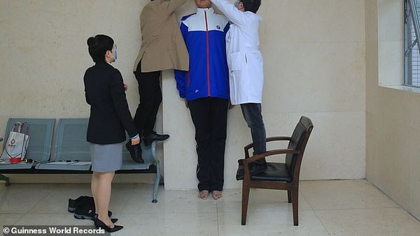 Un copil de 14 ani din China ar putea fi cel mai &icirc;nalt adolescent din lume!