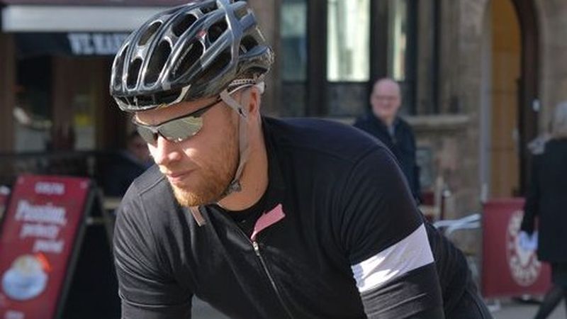 Un prezentator a crezut că și-a pierdut &bdquo;bărbăția&rdquo; &icirc;n timpul unei curse cu bicicleta: &bdquo;Era ca un pește mort&rdquo;