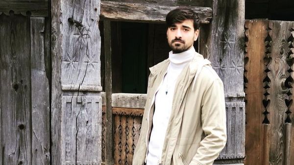 Liviu Teodorescu a găsit o soluție inedită pentru a face concerte în pandemie: are nevoie doar de o sală de repetiție și un pulverizator cu miros de mici