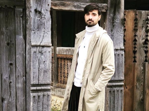 Liviu Teodorescu a găsit o soluție inedită pentru a face concerte &icirc;n pandemie: are nevoie doar de o sală de repetiție și un pulverizator cu miros de mici