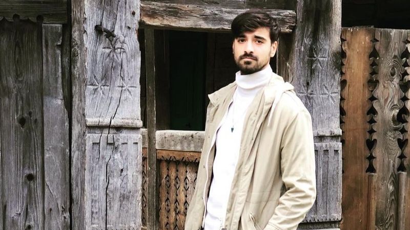 Liviu Teodorescu a găsit o soluție inedită pentru a face concerte &icirc;n pandemie: are nevoie doar de o sală de repetiție și un pulverizator cu miros de mici